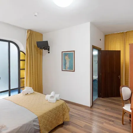 H Pompeii Ruiins Aparthotel