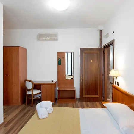 H Pompeii Ruiins Aparthotel
